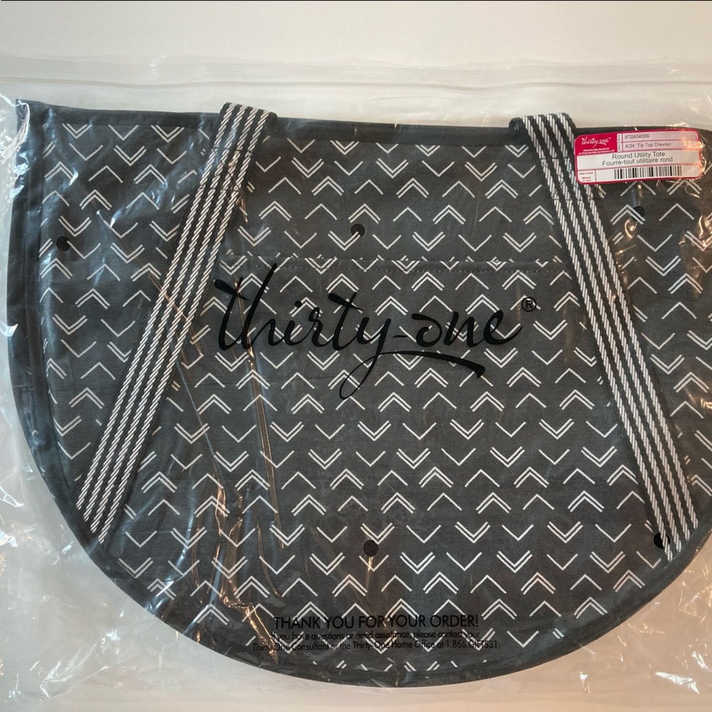 Thirty one Round Utility Tote Tip Top Chevron